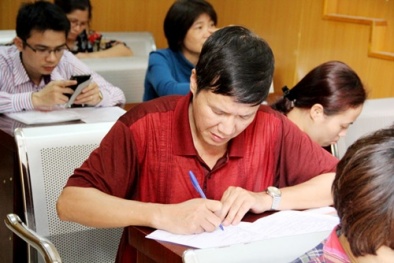 Hết hạn nộp thuế, người dân vẫn xếp hàng dài